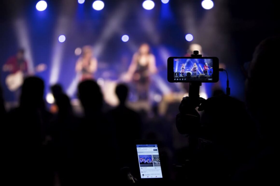 La música ya no compite por sonar: compite por no desaparecer - Un estreno puede costar meses de trabajo y perder visibilidad en cuarenta y ocho horas. La música grabada mueve más dinero que hace una década, pero circula en un entorno donde miles de lanzamientos llegan cada viernes y el público cambia de canción con un gesto. El problema no es publicar, sino sostener atención después del primer impacto. En esa pelea intervienen repertorio, narrativa, playlists, videos cortos, conciertos, comunidades y una lectura de datos que ya no pertenece únicamente a las grandes discográficas. musica