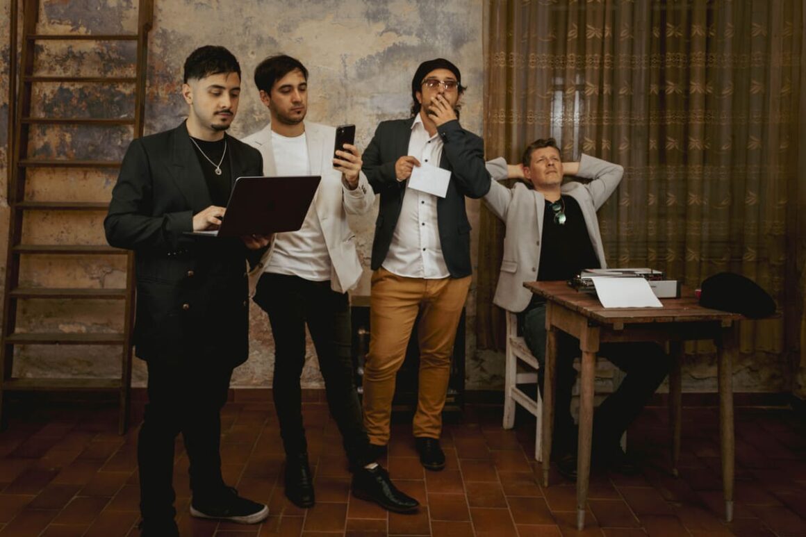 Simulando un Vuelo: “Este disco habla mucho más de vivir que de entender” - Simulando un Vuelo es una banda argentina de rock alternativo integrada por Luí Soulé, Nahuel Santander, Juan Rojas y Román Rojas. Su propuesta combina influencias del punk melódico, el rock alternativo, indie latinoamericano, el hard rock y el pop, incorporando además texturas psicodélicas, secuencias electrónicas y arreglos instrumentales que amplían su universo sonoro. Simulando un Vuelo. Foto de prensa: Reverbo Estudio