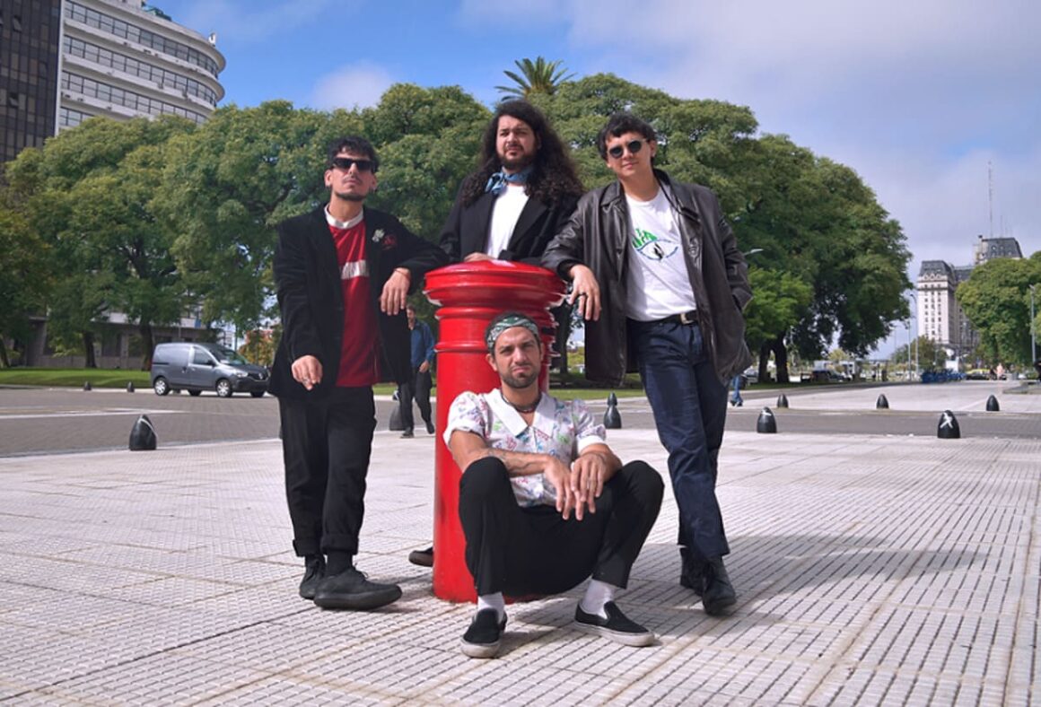 Temblores: “Nuestra identidad se profundizó” - “Desde el disco anterior tenemos ligada la idea de escenas o imágenes en movimiento rondando nuestra música y nuestras letras –explica Germán Moreno, guitarra y voz de Temblores, sobre el concepto del EP-. A medida que se forjaba el grupo humano de cinco integrantes que somos, fuimos entendiendo que pensar ese ida y vuelta de lenguajes enriquece más la identidad de la banda. Tanto Minner como Faku vienen del lado audiovisual primeramente y al instaurarse esta retroalimentación entre música, imagen y letras, se sintió necesario abrir el panorama y pensarlo de una forma más amplia. Últimamente nos damos cuenta que ésta vía de construcción artística, también nos une a un público más sorprendido y diverso, que por supuesto, nos incentiva aún más”. Temblores. Foto de prensa: Sebastián Chirino