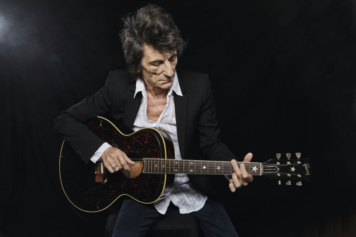 Ronnie Wood vuelve a Buenos Aires, esta vez al frente de su propio proyecto - Ronnie Wood, guitarrista de los Rolling Stones, se presentará el 6 de noviembre en el Movistar Arena al frente de Ronnie Wood & His Band. No será su primera visita al país —ya estuvo en cuatro oportunidades junto a los Rolling Stones, en 1995, 1998, 2006 y 2016— sino la primera vez que encabece un show acá con su propio proyecto. El concierto, con producción de DF Entertainment, contará con la cantante irlandesa Imelda May como artista invitada y formará parte de la gira Fearless: Anthology 1965–2025. Ronnie Wood. Foto de prensa