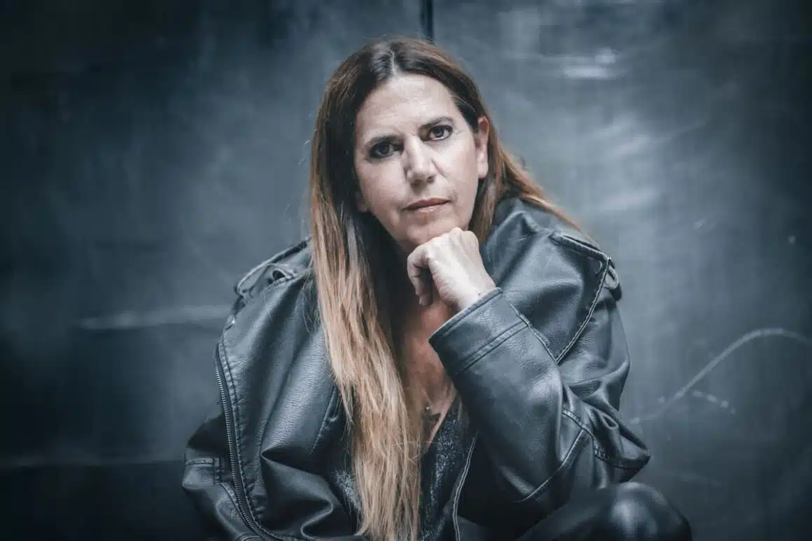 Anita Bello: “Una canción no necesariamente resuelve lo que te pasa, pero puede ayudarte a darle forma” - Anita Bello es una artista y compositora argentina que ha sabido construir un camino propio dentro de la música independiente. Con una formación que abraza diversos géneros, su estilo se caracteriza por una narrativa honesta e interpretación emocional profunda. Anita Bello. Foto de prensa