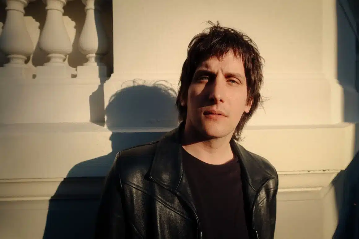 Juan Navia: “Es una buena combinación de opuestos complementarios a nivel energético” - El cantante presenta “Shock” y “Otoño”, un nuevo single doble adelanto de su próximo álbum “Zenith” y que profundiza su búsqueda hacia un sonido más eléctrico, visceral y atravesado por la tradición del rock británico. Juan Navia. Foto de prensa