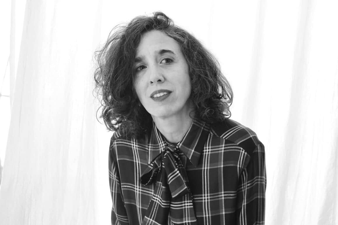 María Ezquiaga: “Ojalá este disco haga un pequeño aporte para pensar distinto” - La cantante líder de la banda Rosal presenta su tercer álbum solista, “Dejame envejecer”, el cuál gira alrededor del paso del tiempo y de las presiones sociales vinculadas con la belleza femenina. María Ezquiaga. Foto de prensa: Victoria Dobaño