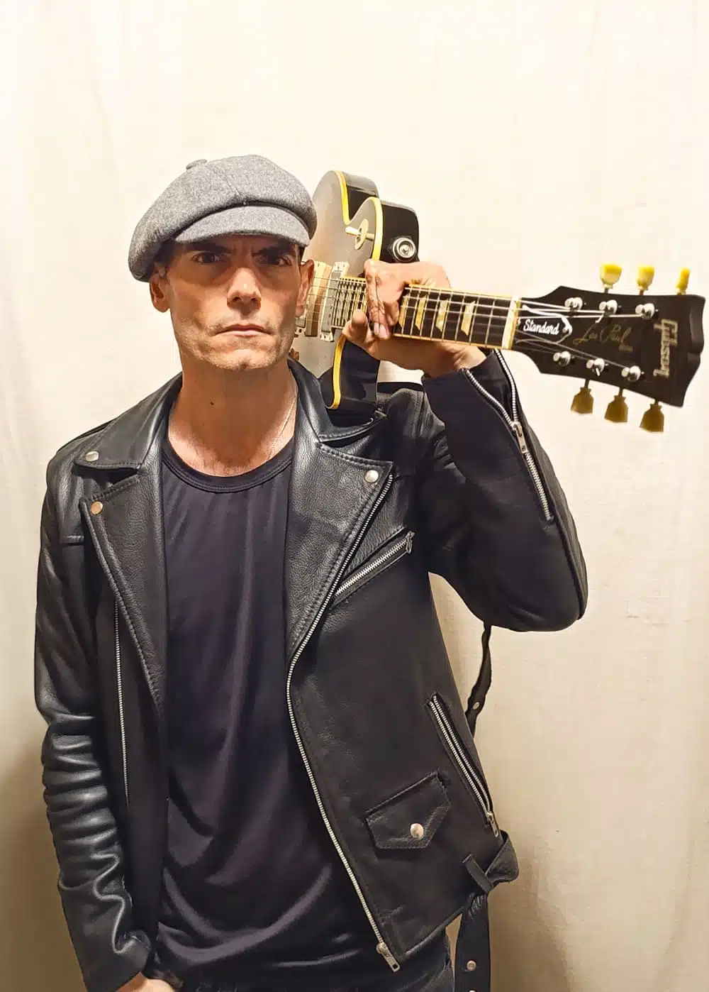 Valentín Piú: “Alinear bien qué es lo que querés trasmitir, pasa en el vino y la música” - El enamoramiento de Valentín Piú por la música llega a los cinco años, cuando escucha en la radio "Yesterday" de The Beatles. Oriundo de San Nicolás, al límite norte de la provincia de Buenos Aires, participa de varias agrupaciones y recorre distintos escenarios de Argentina. Valentín Piú. Foto de prensa