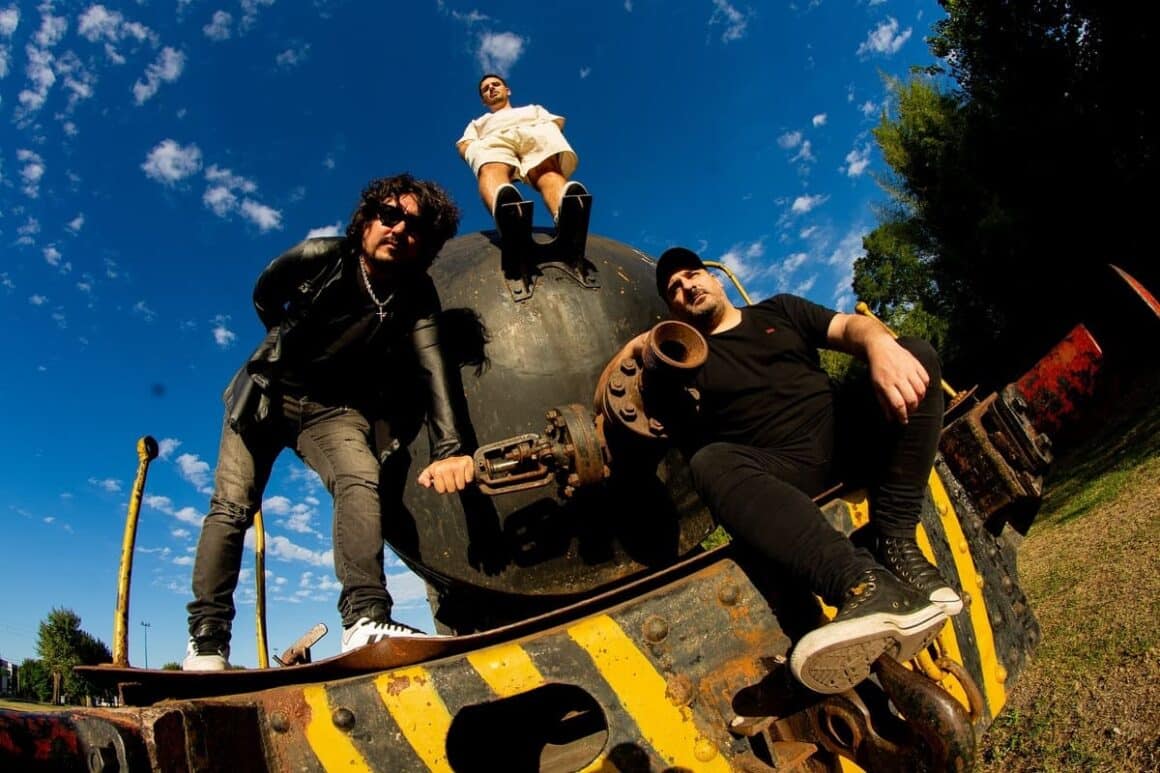Viejo Furgón: “Apostamos por la potencia del rock orgánico, directo y visceral” - “Este primer disco representa la consolidación de la identidad de la banda, el crecimiento tanto personal de cada uno y también como formación, y refleja una etapa de madurez y proyección”, afirma Luis Ricotti, guitarra y voz de Viejo Furgón. Viejo Furgón. Foto de prensa: Leo Coca