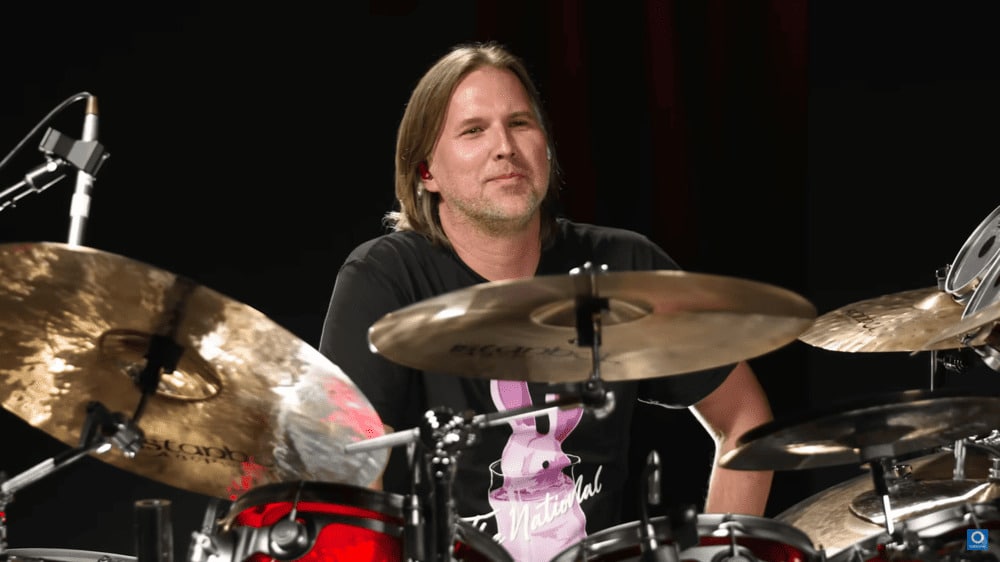 Brooks Wackerman, de Avenged Sevenfold: “Hay que dejar los egos en la puerta del estudio” - La mente humana puede jugar malas pasadas: no importa si uno es un músico experimentado con décadas de carrera y miles de shows bajo el brazo. Si no pregúntenle a Brooks Wackerman, que aunque ya había pasado su adolescencia en Suicidal Tendencies y quince años girando por el mundo con Bad Religion, recién se enfrentaba a su desafío más grande en 2016. Brooks Wackerman. Fotos: Brian Cattelle y Laura Jane Price