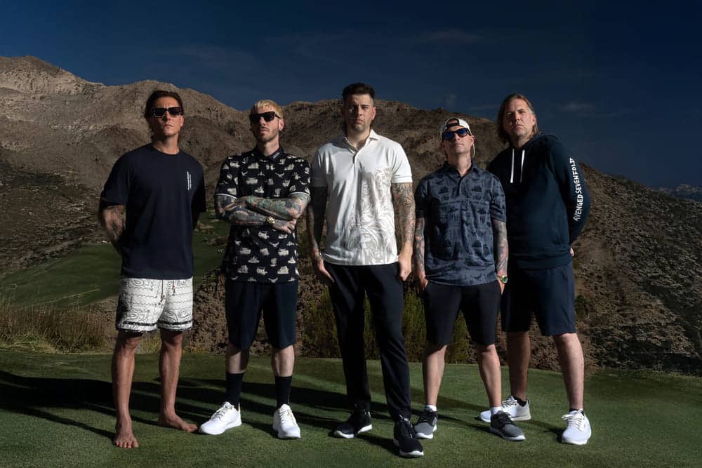 Brooks Wackerman, de Avenged Sevenfold: “Hay que dejar los egos en la puerta del estudio” - La mente humana puede jugar malas pasadas: no importa si uno es un músico experimentado con décadas de carrera y miles de shows bajo el brazo. Si no pregúntenle a Brooks Wackerman, que aunque ya había pasado su adolescencia en Suicidal Tendencies y quince años girando por el mundo con Bad Religion, recién se enfrentaba a su desafío más grande en 2016. Brooks Wackerman. Fotos: Brian Cattelle y Laura Jane Price