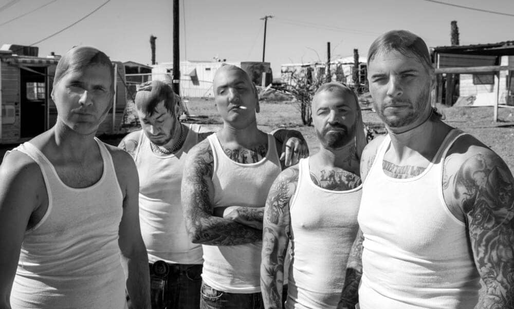 Brooks Wackerman, de Avenged Sevenfold: “Hay que dejar los egos en la puerta del estudio” - La mente humana puede jugar malas pasadas: no importa si uno es un músico experimentado con décadas de carrera y miles de shows bajo el brazo. Si no pregúntenle a Brooks Wackerman, que aunque ya había pasado su adolescencia en Suicidal Tendencies y quince años girando por el mundo con Bad Religion, recién se enfrentaba a su desafío más grande en 2016. Brooks Wackerman. Fotos: Brian Cattelle y Laura Jane Price