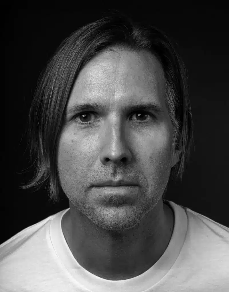Brooks Wackerman, de Avenged Sevenfold: “Hay que dejar los egos en la puerta del estudio” - La mente humana puede jugar malas pasadas: no importa si uno es un músico experimentado con décadas de carrera y miles de shows bajo el brazo. Si no pregúntenle a Brooks Wackerman, que aunque ya había pasado su adolescencia en Suicidal Tendencies y quince años girando por el mundo con Bad Religion, recién se enfrentaba a su desafío más grande en 2016. Brooks Wackerman. Fotos: Brian Cattelle y Laura Jane Price