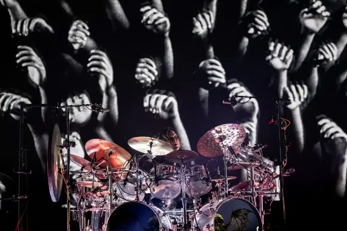 Brooks Wackerman, de Avenged Sevenfold: “Hay que dejar los egos en la puerta del estudio” - La mente humana puede jugar malas pasadas: no importa si uno es un músico experimentado con décadas de carrera y miles de shows bajo el brazo. Si no pregúntenle a Brooks Wackerman, que aunque ya había pasado su adolescencia en Suicidal Tendencies y quince años girando por el mundo con Bad Religion, recién se enfrentaba a su desafío más grande en 2016. Brooks Wackerman. Fotos: Brian Cattelle y Laura Jane Price