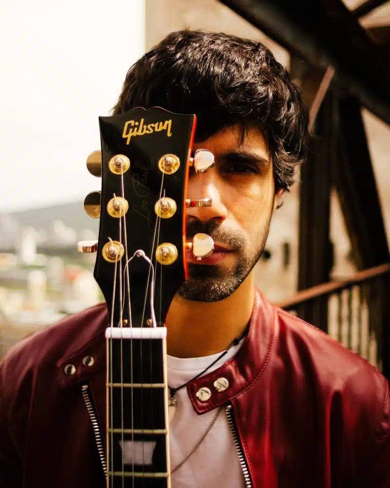 Bonahora: “Las raíces de uno se llevan en el corazón” - Paul Bonahora es un músico, guitarrista y compositor argentino radicado en Viena (Austria) desde 2010. Gran parte de su trayectoria musical se desarrolla en Europa, donde participa de distintos proyectos antes de dar forma a su propuesta artística más personal. Bonahora. Foto de prensa