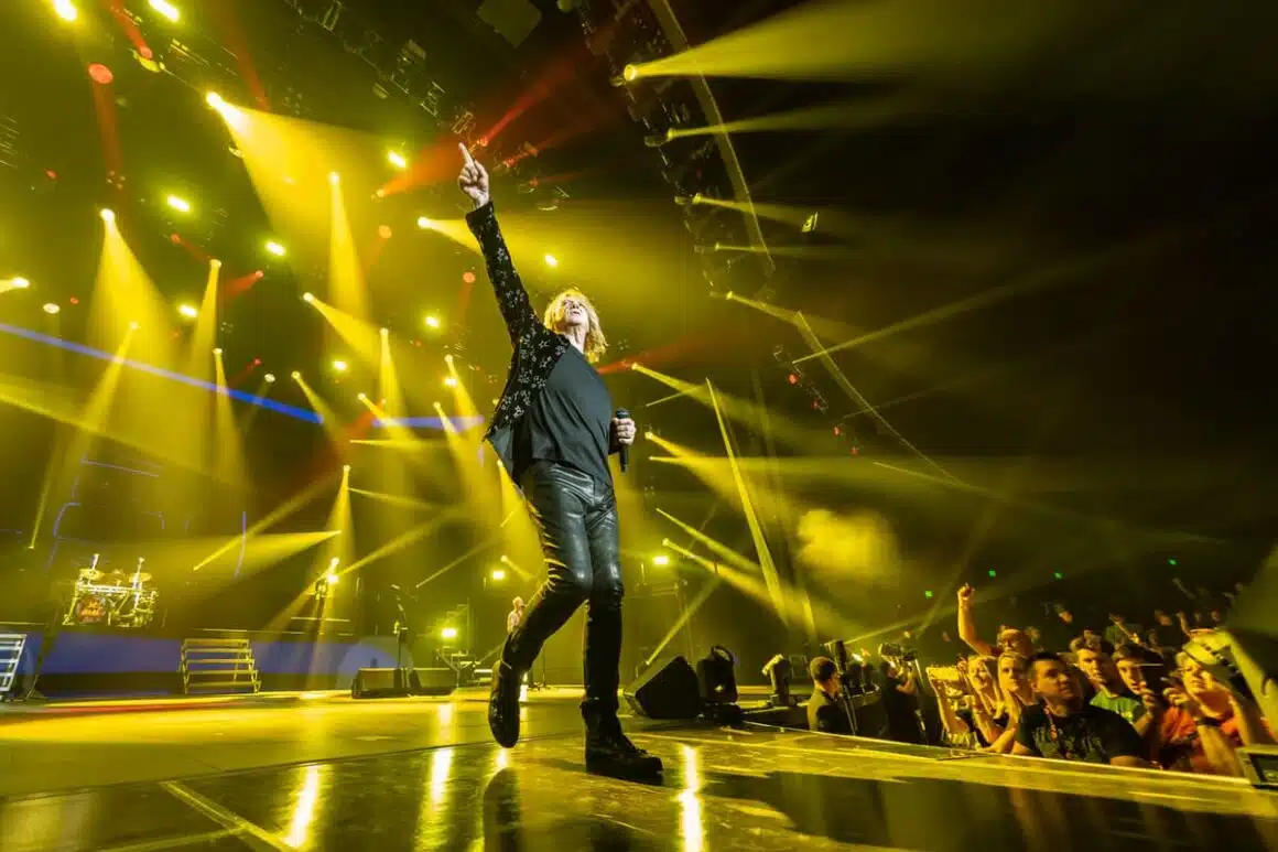 Joe Elliott, de Def Leppard: “Podemos escribir lo que se nos ocurra” - “El sol, la luna, el rocío de la mañana / La niebla ascendente y la tierra húmeda / Nos recuerdan por qué vale la pena vivir”. Para un joven Joe Elliott, esa era la clave de todo. O al menos así lo cantaba en “Overture”, de su primer EP (de 1979). Joe Elliott