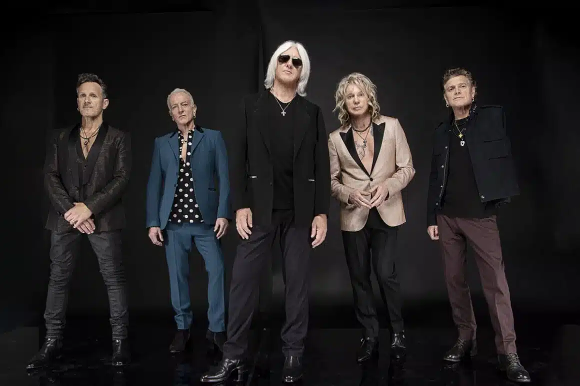 Joe Elliott, de Def Leppard: “Podemos escribir lo que se nos ocurra” - “El sol, la luna, el rocío de la mañana / La niebla ascendente y la tierra húmeda / Nos recuerdan por qué vale la pena vivir”. Para un joven Joe Elliott, esa era la clave de todo. O al menos así lo cantaba en “Overture”, de su primer EP (de 1979). Joe Elliott