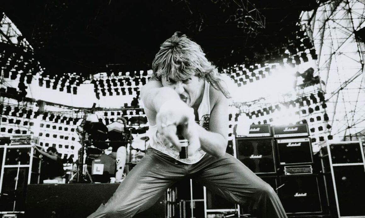Joe Elliott, de Def Leppard: “Podemos escribir lo que se nos ocurra” - “El sol, la luna, el rocío de la mañana / La niebla ascendente y la tierra húmeda / Nos recuerdan por qué vale la pena vivir”. Para un joven Joe Elliott, esa era la clave de todo. O al menos así lo cantaba en “Overture”, de su primer EP (de 1979). Joe Elliott