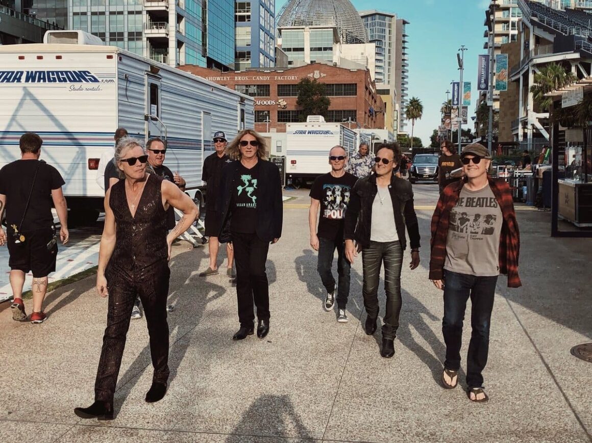 Joe Elliott, de Def Leppard: “Podemos escribir lo que se nos ocurra” - “El sol, la luna, el rocío de la mañana / La niebla ascendente y la tierra húmeda / Nos recuerdan por qué vale la pena vivir”. Para un joven Joe Elliott, esa era la clave de todo. O al menos así lo cantaba en “Overture”, de su primer EP (de 1979). Joe Elliott