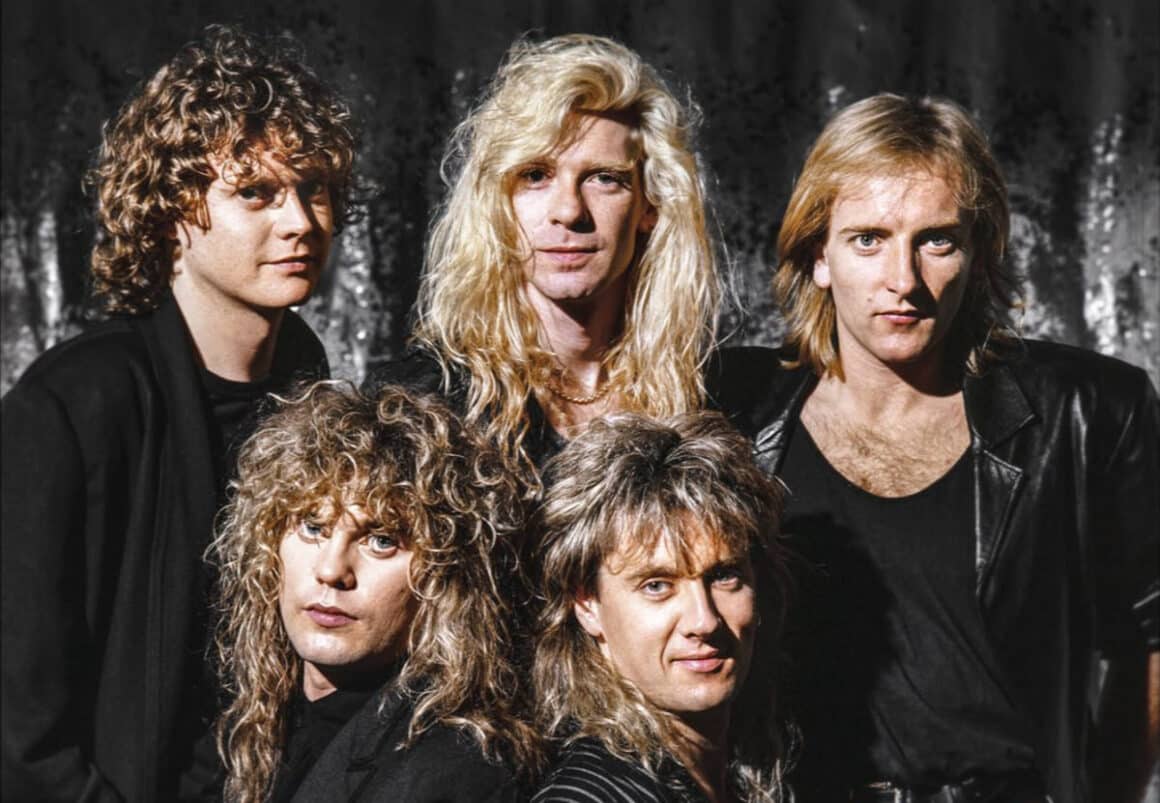 Joe Elliott, de Def Leppard: “Podemos escribir lo que se nos ocurra” - “El sol, la luna, el rocío de la mañana / La niebla ascendente y la tierra húmeda / Nos recuerdan por qué vale la pena vivir”. Para un joven Joe Elliott, esa era la clave de todo. O al menos así lo cantaba en “Overture”, de su primer EP (de 1979). Joe Elliott