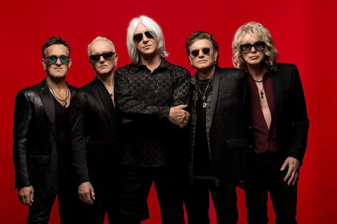 Joe Elliott, de Def Leppard: “Podemos escribir lo que se nos ocurra” - “El sol, la luna, el rocío de la mañana / La niebla ascendente y la tierra húmeda / Nos recuerdan por qué vale la pena vivir”. Para un joven Joe Elliott, esa era la clave de todo. O al menos así lo cantaba en “Overture”, de su primer EP (de 1979). Joe Elliott
