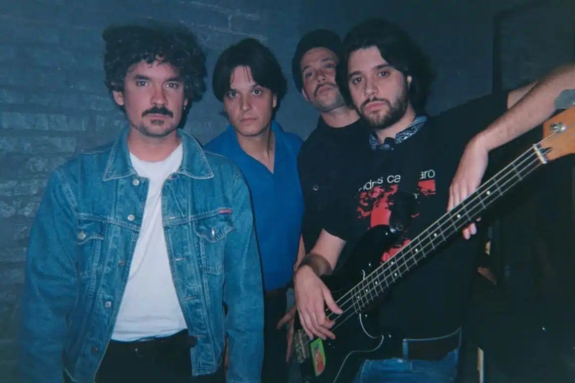 Las Sombras: “El desafío fue aprender a gestionar el caos” - “Cambiamos un montón porque pasaron mil cosas en el medio –explica Julián Pico, cantante y bajista de Las Sombras-. Crecimos, maduramos y el mundo se dio vuelta. Esos cuatro años nos sirvieron para frenar la pelota, mirarnos a los ojos y replantearnos cómo queríamos sonar, sin quedarnos estancados en lo que ya sabíamos que nos salía bien. Lo que no se mueve ni un milímetro es lo que pasa entre nosotros cuando nos encerramos a tocar y esa necesidad de hacer, lo que sea, pero con el corazón en la mano. El audio mutó, pero la sangre de la banda sigue siendo la misma de siempre”. Las Sombras. Foto de prensa: Gala Couto