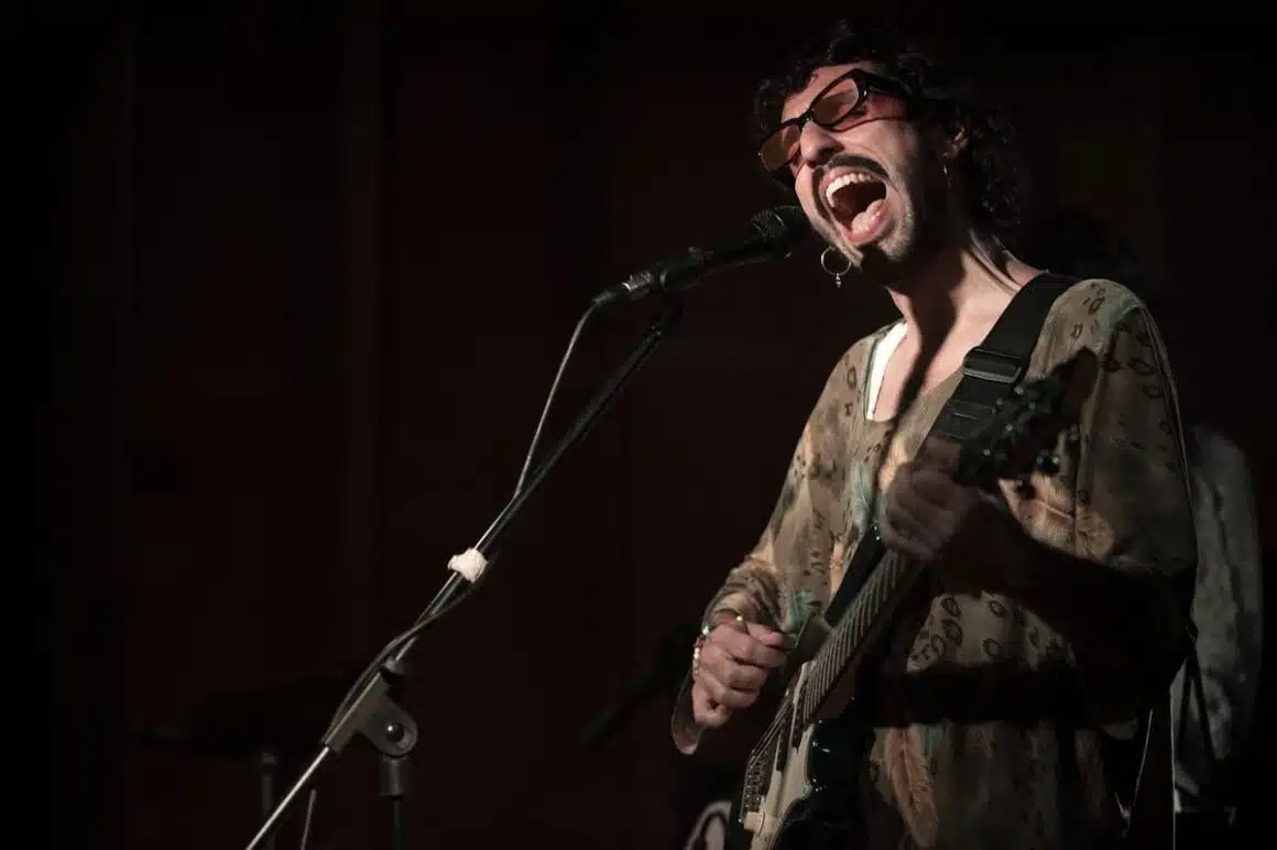 Nico Cavi: “Hay puntos en común entre ciencia y música” - “En realidad, pensé más bien en que cada persona que escuche esta obra tenga esa posibilidad propia de generarse sus propias imágenes –explica Nico Cavi-. Su propio proceso creativo a partir de consumir arte. ‘Experimento’ busca dar el marco para eso mismo a partir de canciones con paletas sonoras complejas y cargadas de información y detalles”. Nico Cavi. Foto de prensa