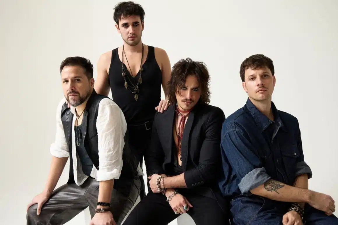 Arkadia: “Las canciones nos las teníamos que imaginar en un contexto de show” - “El rock sigue siendo un lugar de vitalidad pura, encuentro y comunión –afirma José Luis Des Justo, cantante de Arkadia-. Creemos que ante todo es un género curioso que se nutre de lo que se vive y de lo que pasa ahora. Es un género que piensa mientras hace y no busca quedar empantanado en ningún lugar durante mucho tiempo. Nos gusta pensar que podemos dialogar con ese aspecto del rock y aportar nuestras curiosidades, nuestras rarezas, y traerlo al hoy”. Arkadia. Foto de prensa