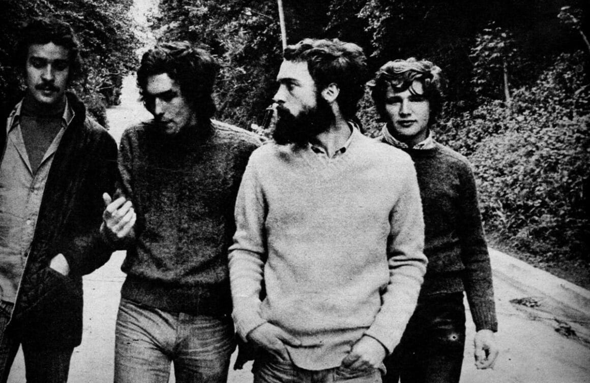 Contraluz - Contraluz es una de las bandas pioneras de la década de los '70s. Se formó inicialmente con Carlos Barrio en las guitarras, Néstor "Punsi" Barrio en la batería y Freddy Prochnik en el bajo. Bajo el nombre de Lemon, exploraban los géneros de música beat y pop rock en inglés, pero luego cambiaron su nombre a Celofán. Finalmente, incorporaron a un cuarto miembro, Alejandro Barzi, quien aportó su talento en la flauta y la voz. Fue en este punto que se definieron como Contraluz. En 1973, lanzaron su primer y escaso álbum de estudio titulado "Americanos" bajo el sello discográfico EMI. Para este álbum, la banda ya había incorporado a Álvaro Cañada en la voz, mientras que Alejandro Barzi se enfocaba en los instrumentos de viento y los teclados. Contraluz. Foto: Revista Pelo