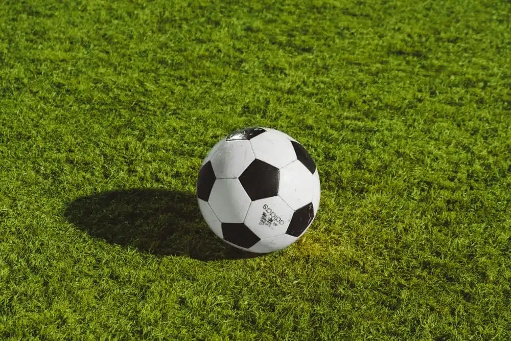 Las posiciones de la Liga 2 y la carrera por el ascenso - En Segunda, una tarde puede modificar el horizonte de un equipo: de acercarse al ascenso a preocuparse por los rivales que vienen detrás. Esa oscilación vuelve tentador leer cada movimiento de la clasificación como un cambio definitivo. Las posiciones de la Liga 2 necesitan otra escala. Importa la distancia en puntos, pero también cómo responde una plantilla cuando debe ganar fuera, defender una ventaja corta o competir sin el futbolista que organizaba su juego. El balón y el campo son el punto de partida de cualquier análisis del juego. Foto: Wesley Tingey / Unsplash
